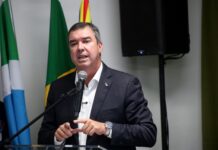 “Quer mudar? Então tem que fazer diferente”, diz Governador Riedel ao apoiar proposta da gestão Adriane Lopes para novo modelo na saúde