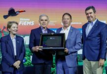 Gerson participa de encontro da indústria e entrega título de cidadão sul-mato-grossense ao fundador da Inpasa