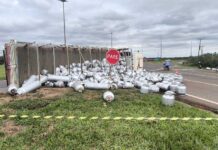 Carreta carregada com gás tomba na BR-163 e mobiliza equipes por risco de explosão em Campo Grande