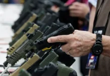Ações pró-armas de Trump devem favorecer facções criminosas no Brasil