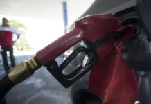 Com nova alta mundial do petróleo, governo mantém desconto na gasolina