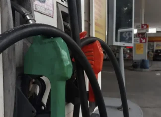 Gasolina com 32% de etanol deve ser R$ 0,03 mais barata, diz ministro
