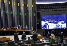 Dino intima partidos a explicar controle de emendas parlamentares