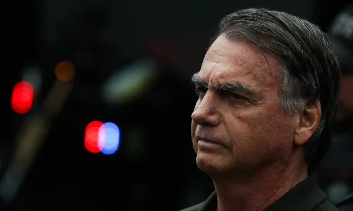 Bolsonaro pede autorização ao STF para sair de casa e passar por consulta com dentista Bolsonaro pede autorização ao STF para sair de casa e passar por consulta com dentista