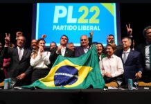 Flávio Bolsonaro anuncia Alfredo Gaspar como vice e diz que chapa vai “resgatar o Brasil”