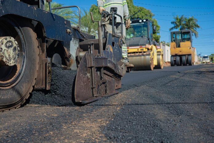 Asfalto chega a novos bairros e Prefeitura amplia frente de obras em Campo Grande