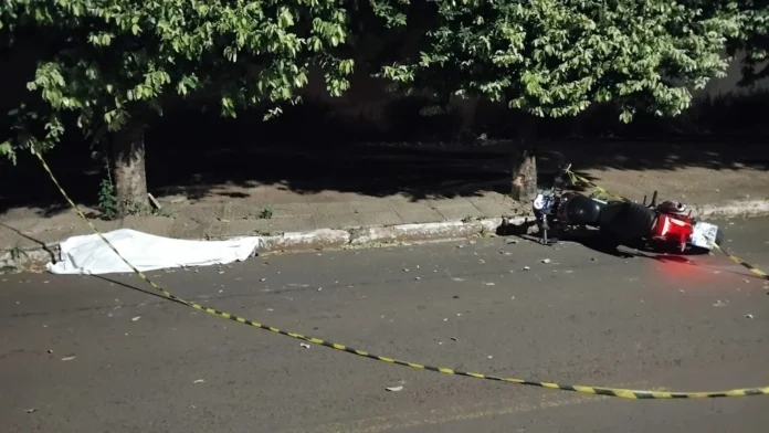 Motociclista morre após perder controle e bater de frente contra árvore na Capital Motociclista morre após perder controle e bater de frente contra árvore na Capital
