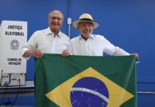 TSE dá 24 horas para redes sociais apagarem posts falsos sobre Lula e bandeira do Brasil