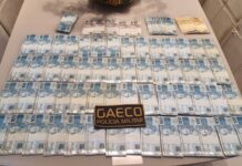 Gaeco mira empresários em operação contra fraudes em licitações de R$ 3 milhões em MS Operação Trama Oculta cumpre 28 mandados de busca e apreensão em sete municípios; investigação aponta suspeita de cartel entre empresas de confecção e possível participação de servidores públicos. O Ministério Público de Mato Grosso do Sul (MPMS) deflagrou, nesta quarta-feira (28), a Operação Trama Oculta para investigar um suposto esquema de fraudes em licitações públicas que pode ter movimentado cerca de R$ 3 milhões. A ação, conduzida pelo Grupo de Atuação Especial de Repressão ao Crime Organizado (Gaeco), cumpre 28 mandados de busca e apreensão e 14 medidas cautelares diversas da prisão em sete municípios do Estado. As diligências ocorrem em Anastácio, Caarapó, Campo Grande, Dourados, Mundo Novo, Jardim e Sidrolândia. A investigação apura a possível atuação de empresários do setor de confecções em um esquema de combinação prévia de preços para manipular disputas por contratos públicos. Investigação começou após apreensão de celular Segundo o MPMS, as apurações tiveram origem na análise de informações extraídas de um aparelho celular apreendido durante a Operação Malebolge. O conteúdo teria revelado indícios de um esquema paralelo envolvendo empresários que participavam de processos de contratação pública. Conforme os investigadores, os suspeitos teriam combinado antecipadamente os valores das propostas apresentadas em pregões, criando uma falsa aparência de concorrência entre as empresas. A prática, caso comprovada, poderia permitir a elevação artificial dos preços pagos pela administração pública. Suspeita envolve cartel e possível participação de servidores De acordo com o Gaeco, o grupo investigado atuaria de maneira coordenada para direcionar resultados de licitações e favorecer determinadas empresas. Além da combinação de preços, a investigação aponta que, em alguns casos, os envolvidos teriam recorrido à cooptação de servidores públicos para viabilizar as irregularidades e facilitar o superfaturamento de contratos. Até o momento, o Ministério Público identificou indícios de fraude em 15 licitações. Os contratos relacionados aos procedimentos investigados somam aproximadamente R$ 3 milhões. As medidas cumpridas nesta quarta-feira buscam reunir novos elementos de prova e esclarecer a participação de cada investigado no suposto esquema. Polícia Militar e OAB acompanham operação A operação contou com apoio do Batalhão de Choque e do Batalhão de Operações Especiais (Bope), unidades da Polícia Militar de Mato Grosso do Sul. Representantes da Ordem dos Advogados do Brasil, Seccional Mato Grosso do Sul (OAB/MS), também acompanharam as diligências. Por que a operação recebeu o nome de Trama Oculta? O nome da operação faz referência tanto ao setor de confecções, no qual atuam os empresários investigados, quanto às articulações que, segundo o Ministério Público, teriam sido realizadas para combinar propostas e simular concorrência nos pregões. A investigação continua para esclarecer a extensão das supostas fraudes, identificar os envolvidos e apurar eventuais responsabilidades. As suspeitas ainda dependem da análise das provas e não representam, por si só, uma condenação dos investigados.