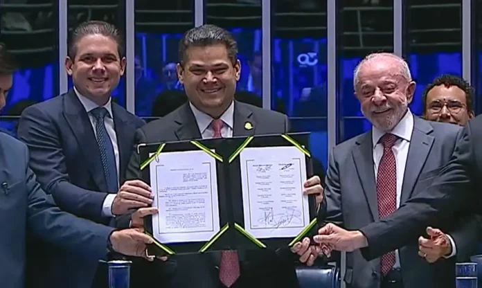 congresso_promulga_emendas_sobre_fim_da_jornada_6x1_e_aposentadoria_de_agentes_de_saude